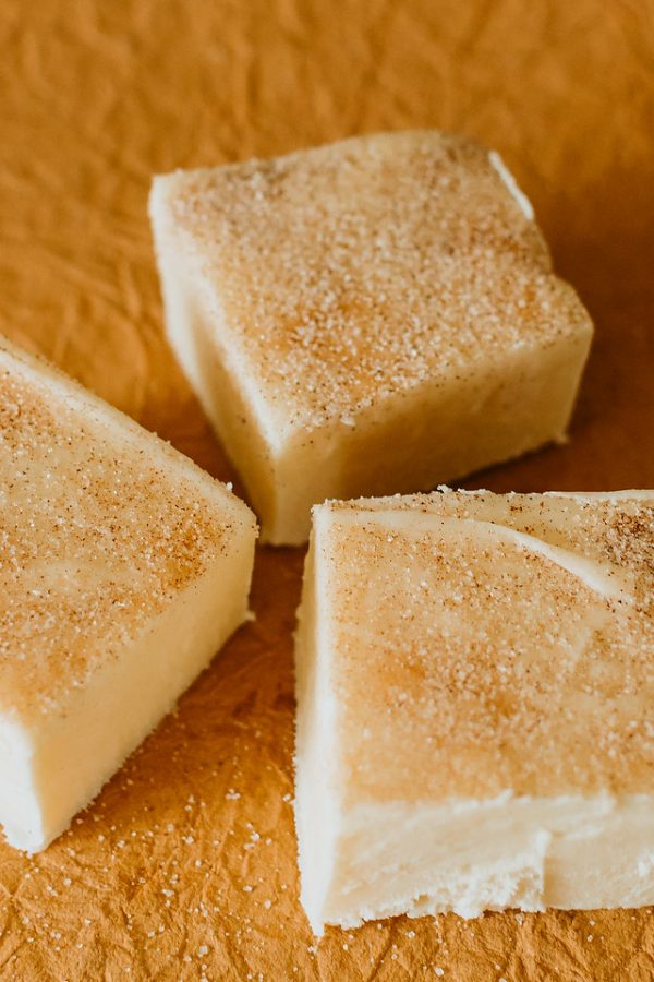 cinnamon roll flavored fudge with a layer of cinnamon on top