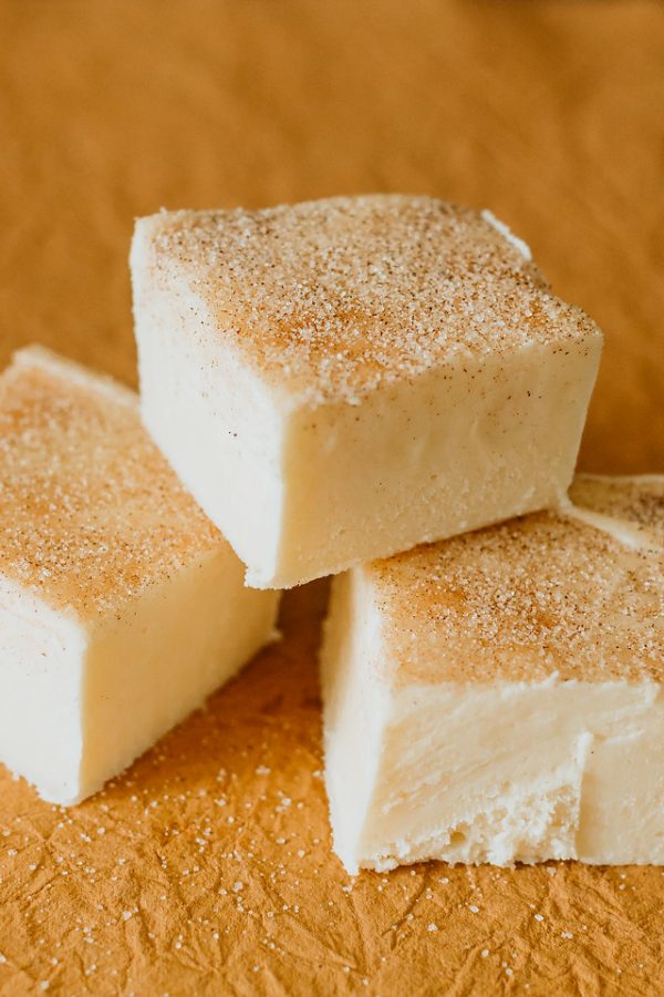 cinnamon roll flavored fudge with a layer of cinnamon on top